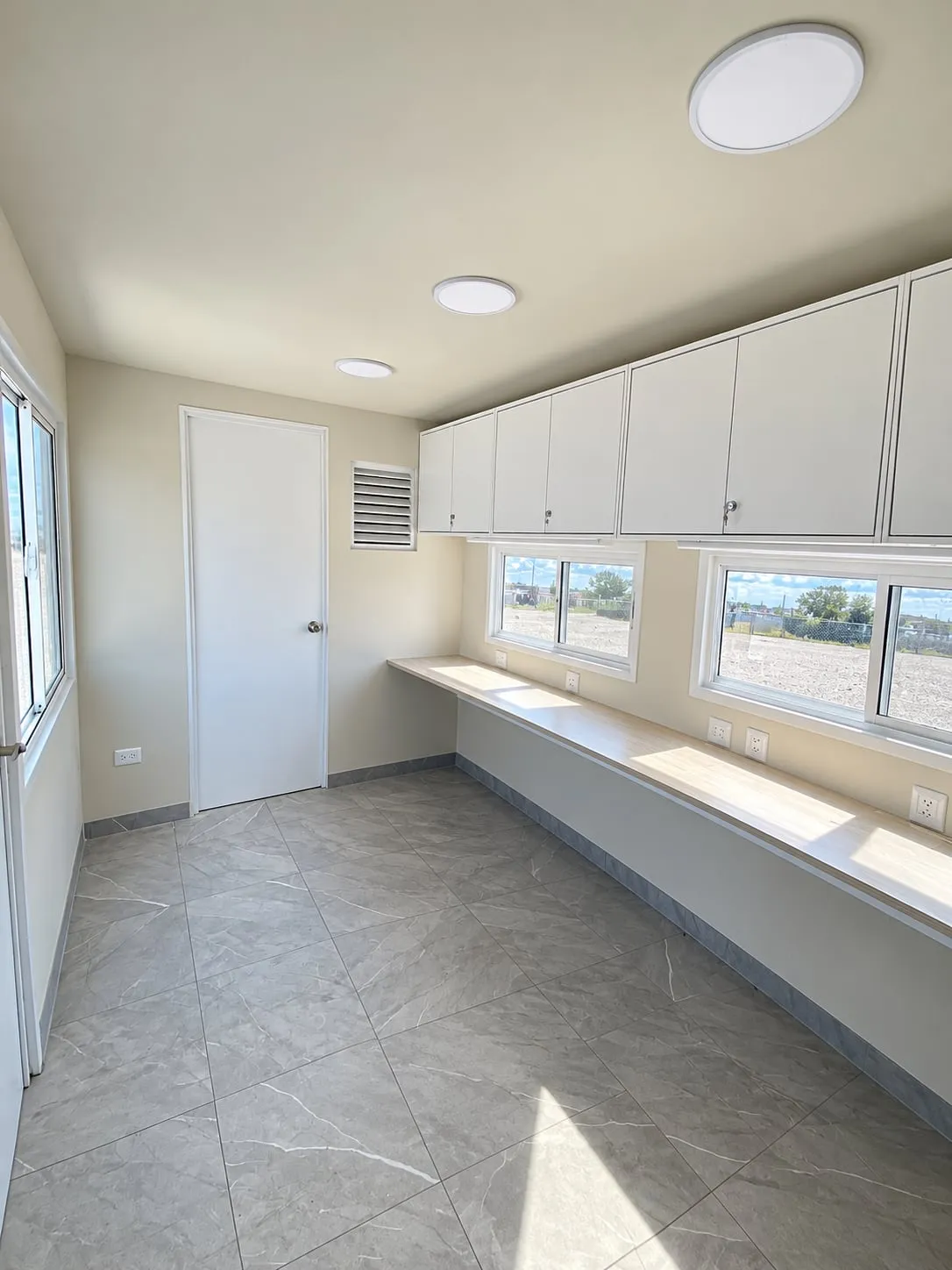 Oficina móvil modular en contenedor — imagen 3 de 4
